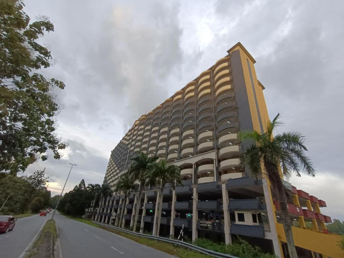 Desair Apartment By Scht Lumut Exterior photo